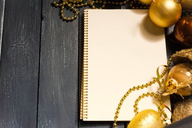 Tebrik kartı yılbaşı süsleriyle süslenir. 