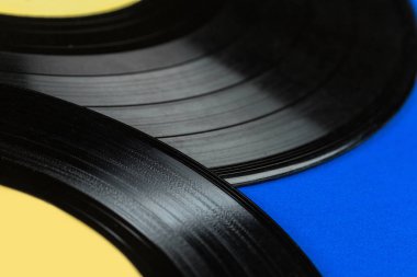 Retro vinil kayıt üzerinde mavi arka plan