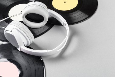 gri arka plan üzerinde Vintage Vinil yakın çekim 