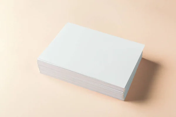 Kağıt Boş Kartvizit Bej Renkli Arka Plan Üzerinde Yakın Çekim — Stok fotoğraf