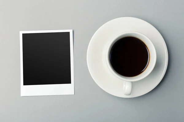 Kávé Fából Készült Asztal Mellett Smartphone — Stock Fotó