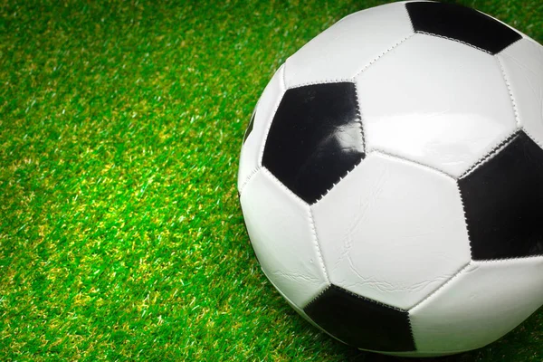 Yeşil sahada futbol topu