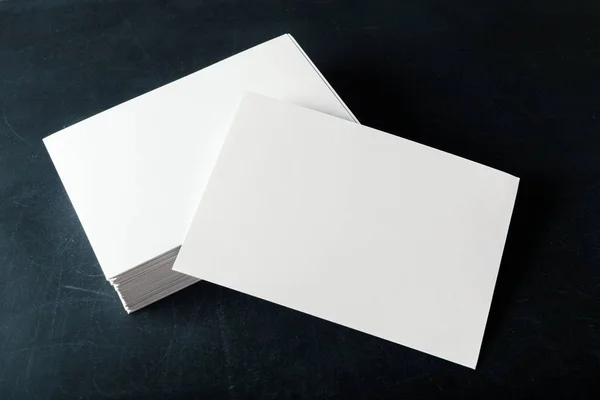 Υποστηρίζεται Χαρτί Κενό Επαγγελματικές Κάρτες Σκούρο Φόντο Γκρο Πλαν — Φωτογραφία Αρχείου