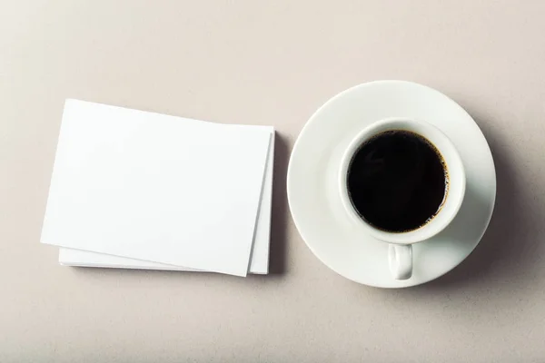 Cartões Brancos Com Xícara Café Close — Fotografia de Stock