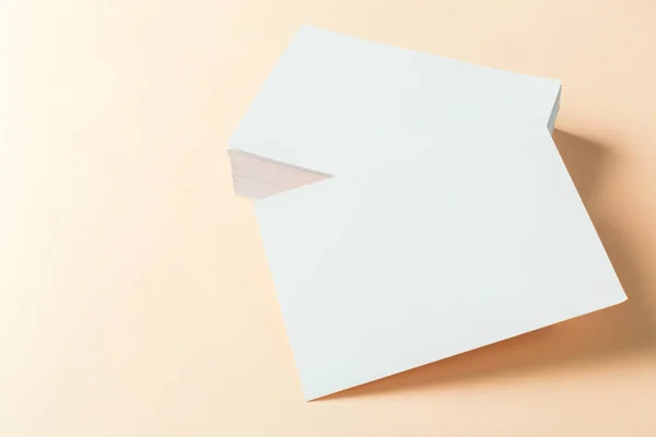 Papel Branco Cartões Visita Fundo Bege Close — Fotografia de Stock