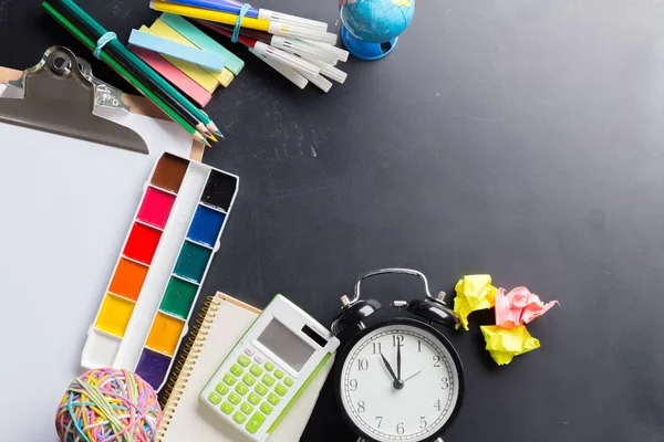 İleti örneği nesneleri dolu masa yakın çekim