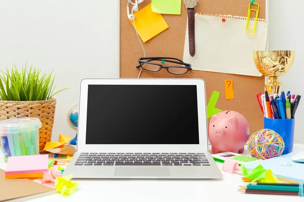 İş yerinde çeşitli renkli ileti örneği nesneler ile yaratıcı kişinin