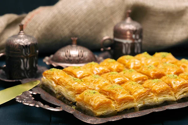 Türk ramazan tatlı Baklava gümüş tepsi, yakın çekim