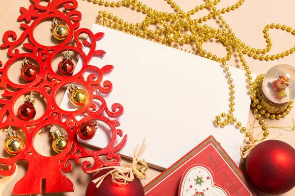 用圣诞装饰品制成的贺卡 — 图库照片