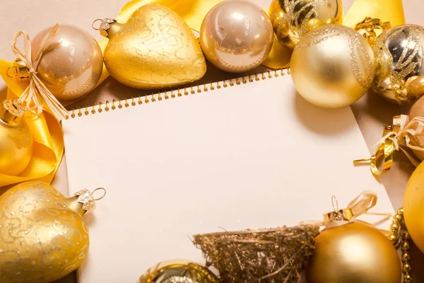 Tebrik kartı yılbaşı süsleriyle süslenir. 