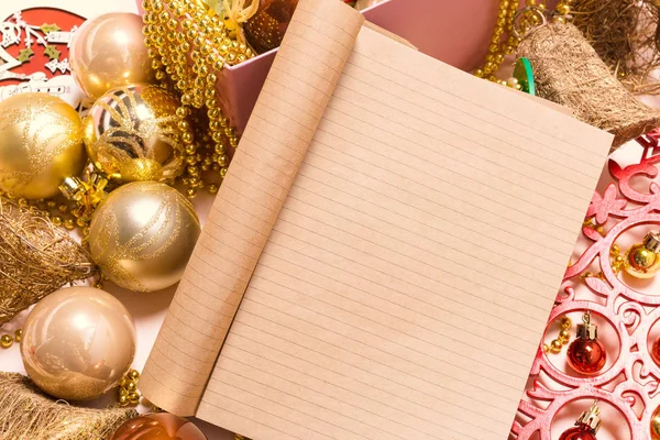 Tebrik kartı yılbaşı süsleriyle süslenir. 