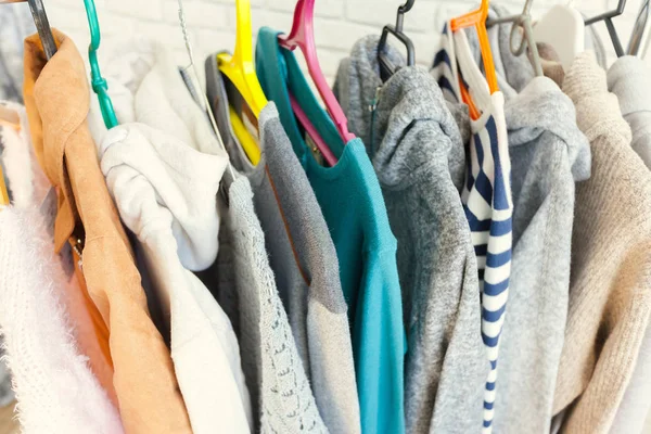 Giyim raf askıları, yakından görmek ile 