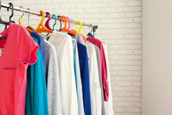Giyim raf askıları, yakından görmek ile 