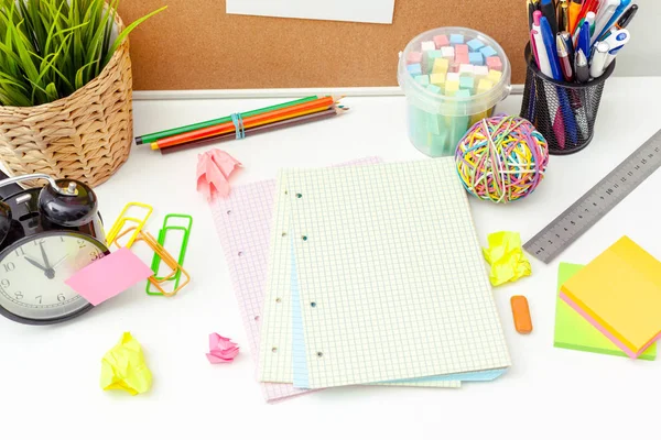 İş yerinde çeşitli renkli ileti örneği nesneler ile yaratıcı kişinin