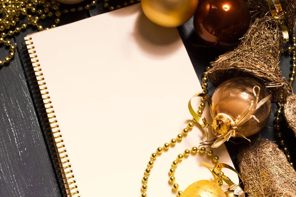 Tebrik kartı yılbaşı süsleriyle süslenir. 