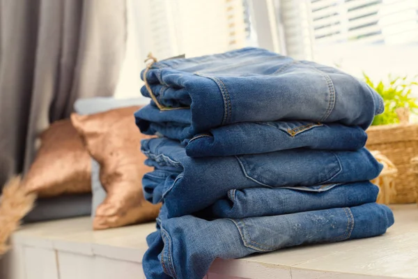 Jeans Apilados Sobre Fondo Madera Primer Plano — Foto de Stock