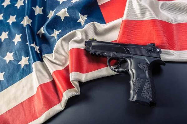 アメリカの国旗の上に横たわる拳銃クローズ アップ — ストック写真