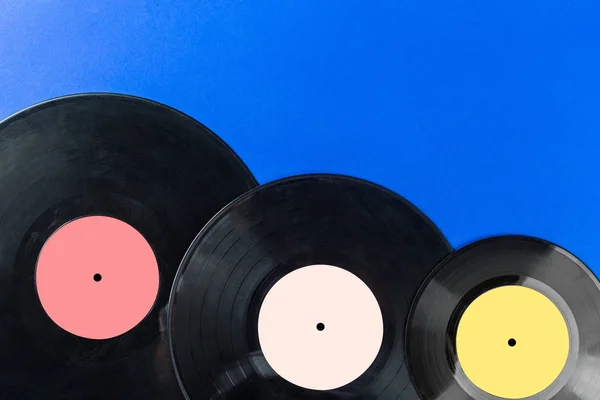 青色の背景にレトロなビニール レコード — ストック写真