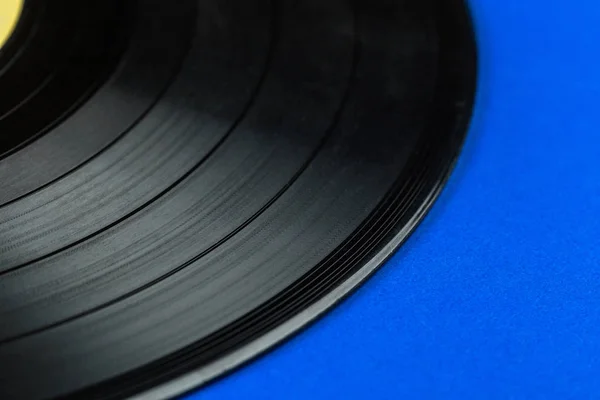 蓝色背景上的复古黑胶唱片 — 图库照片