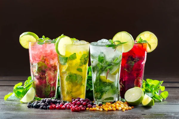 Verschiedene Arten Von Mojito Cocktail Auf Dunkelbraunem Hintergrund — Stockfoto