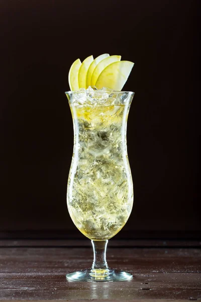 Cocktail Classique Sur Fond Bar Sombre Gros Plan — Photo