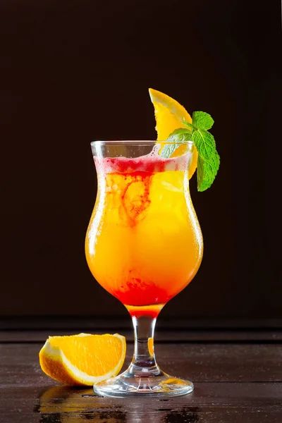 Klassieke Cocktail Een Donkere Achtergrond Close Bar — Stockfoto