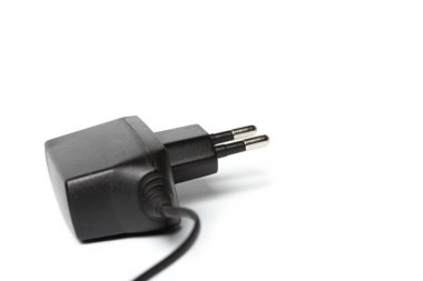 Elektrik güç adaptörü beyaz arkaplanda izole edildi