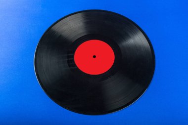 Retro vinil kayıt üzerinde mavi arka plan