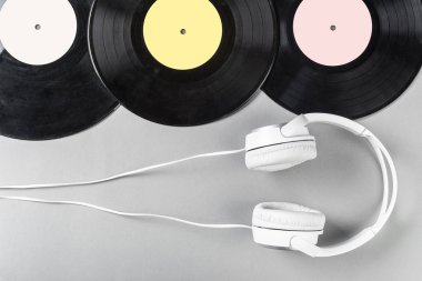 gri arka plan üzerinde Vintage Vinil yakın çekim 