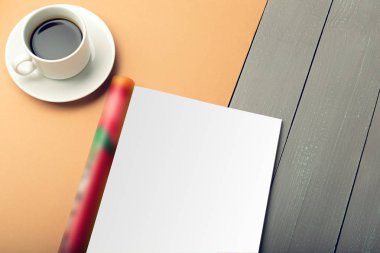 Dergi sayfaları ve kahve fincan tabağı üzerinde