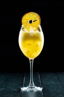 lezzetli kokteylde koyu arka planı, yakın çekim 