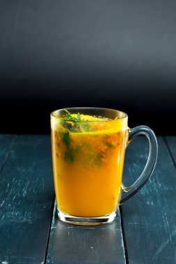 lezzetli kokteylde koyu arka planı, yakın çekim 