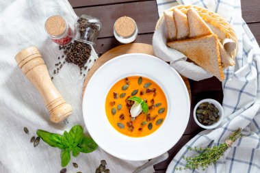 Kabak ve havuç çorbası beyaz plaka, yakın çekim 