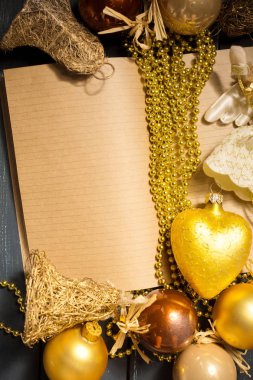 Tebrik kartı yılbaşı süsleriyle süslenir. 