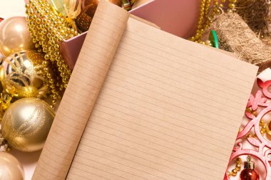 Tebrik kartı yılbaşı süsleriyle süslenir. 