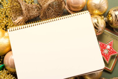 Tebrik kartı yılbaşı süsleriyle süslenir. 