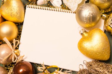 Tebrik kartı yılbaşı süsleriyle süslenir. 