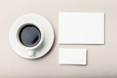 Boş kahve fincanı, kartlarla yakın çekim 