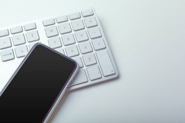 Bilgisayar office klavye bakış beyaz arka plan üzerinde kapatın