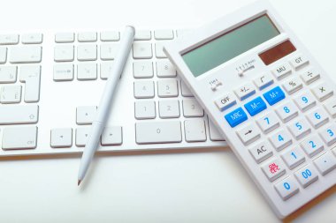 Bilgisayar office klavye bakış beyaz arka plan üzerinde kapatın