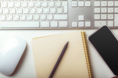 Bilgisayar office klavye bakış beyaz arka plan üzerinde kapatın