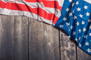 Yıpranmış rustik ahşap arka plan üzerinde Amerikan bayrağı