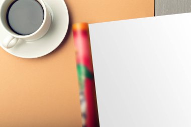 dergi sayfaları ve kahve yükseltilmiş görünümünü