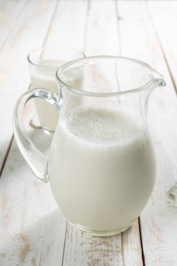 cam sürahi ve bardak ahşap zemin üzerinde taze süt