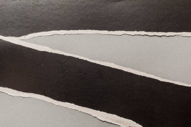 siyah gri arka plan üzerinde kağıt sökük yakın çekim 