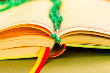İslami kitap Kuran Kerim closeup görünümü