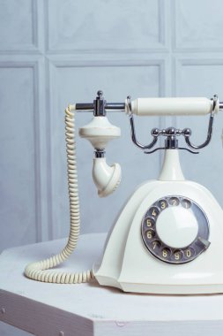 Beyaz Retro telefon önden görünüm tablo