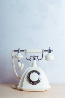 Beyaz retro telefon önden görünümü