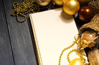 Tebrik kartı yılbaşı süsleriyle süslenir. 