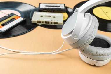 Vinil kaydı bej renkli arka plan üzerinde yakın çekim 